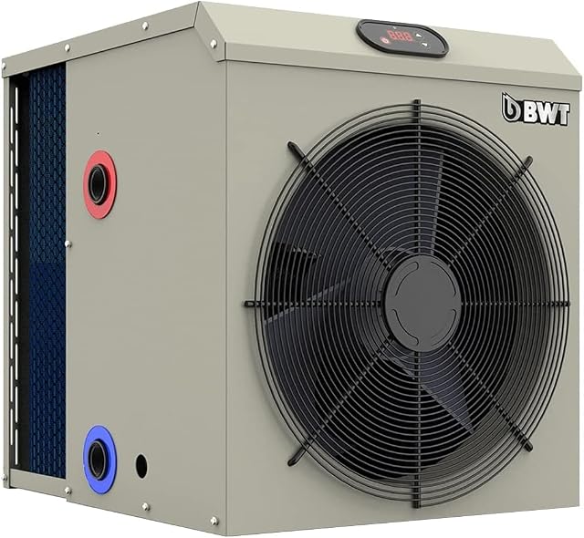 Pompe à chaleur de piscine BWT Mini en habillage métallique, installée entre le filtre et la buse de refoulement