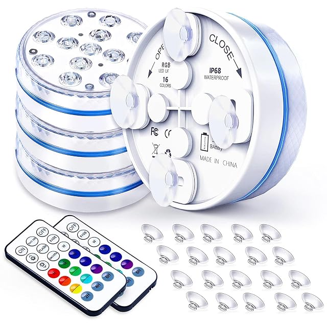 Lampe de piscine subaquatique Joycome avec ses fixations à aimant et à ventouse, à côté d’une télécommande RF